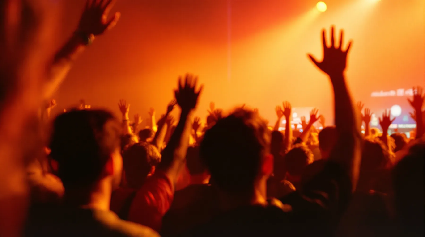 Público em um evento de cultura gamer, luz laranja de palco